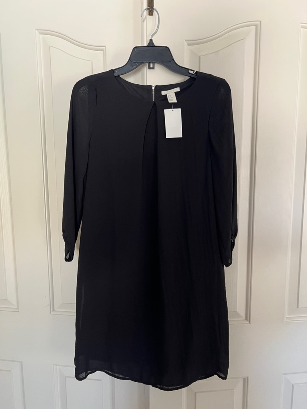H&M Black Mini Shift Dress with Long Sleeves
Size 4